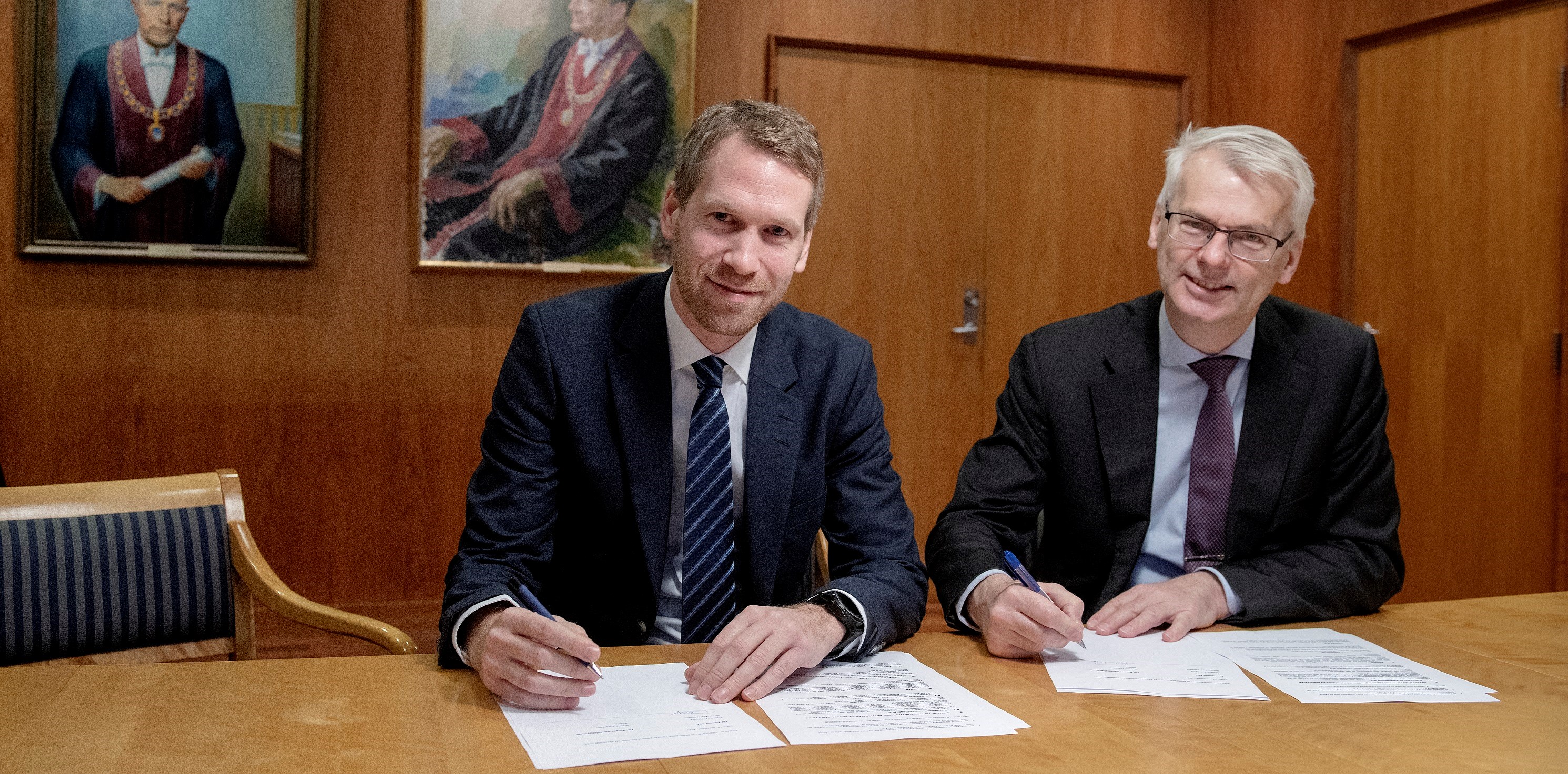 Digitaliseringsdirektør Torbjørn F. Folgerø i Equinor (til venstre) og NHH-rektor Øystein Thøgersen signerte i dag Akademia-avtalen. Foto: Helge Skodvin 