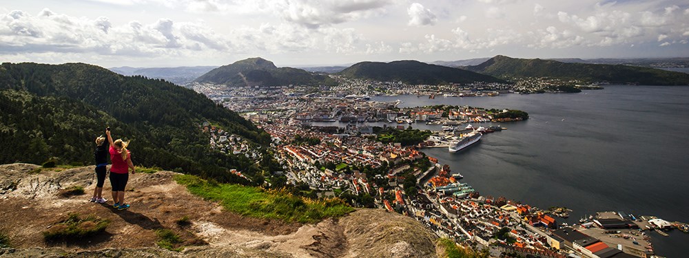 Turen opp Stoltzekleiven er tøff, men du blir belønna med ei spektakulær utsikt over Bergen. Foto: visitbergen.com