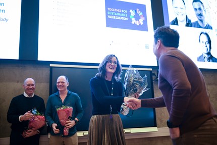Malin handing out flowers