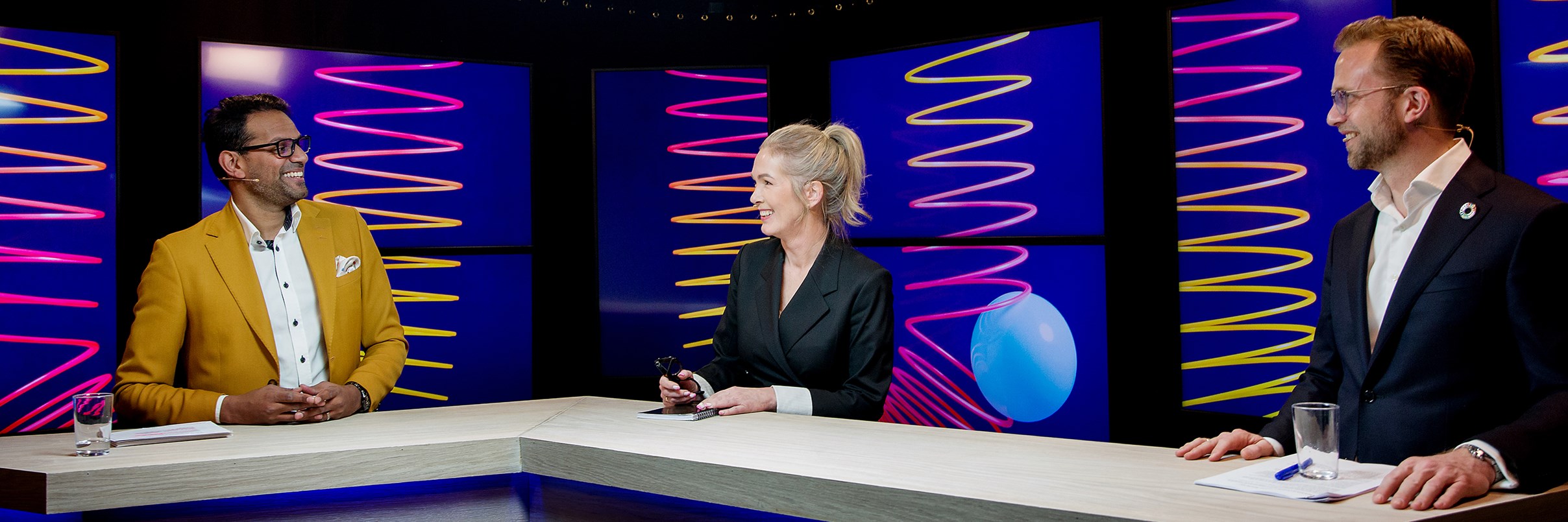 Tobias Studer Andersson i Sopra Steria (f.v.) Anita Krohn Traaseth og kommunal- og moderniseringsminister Nikolai Astrup. Foto Anita Arntzen.