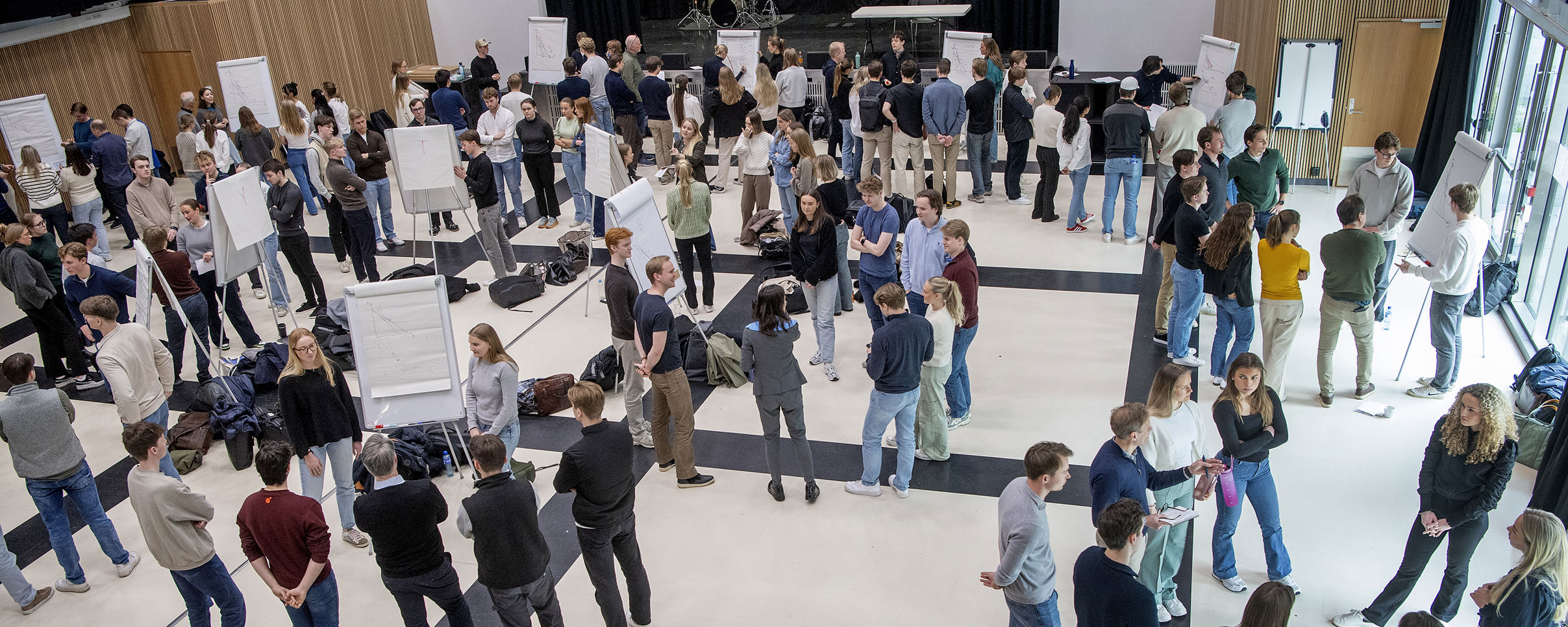 Full aula på NHH. Foto: Helge Skodvin