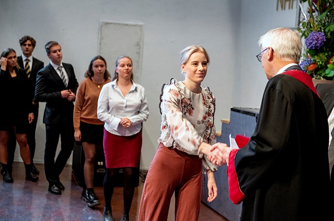 Nye studentar blei ønska velkomen av rektor Øystein Thøgersen og prorektor for utdanning, Linda Nøstbakken. Foto: Helge Skodvin.