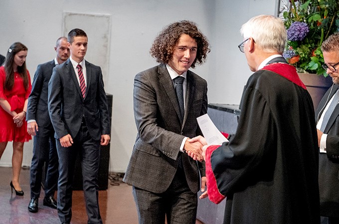 Nye studentar blei ønska velkomen av rektor Øystein Thøgersen og prorektor for utdanning, Linda Nøstbakken. Foto: Helge Skodvin.