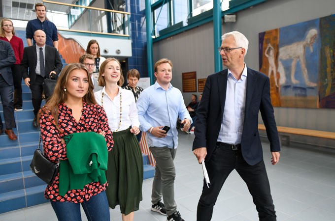 T.V: Student Emilia Furnes Hilt, forskings- og høgare utdanningsminister Iselin Nybø, leder av NHHs, Kasper Lie Asdal og rektor Øystein Thøgersen. Foto: NHH/Ingrid Aarseth Johannessen.