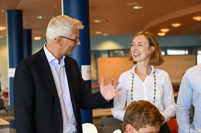 Rektor Øystein Thøgersen og statsråd Iselin Nybø. Foto: NHH/Ingrid Aarseth Johannessen.