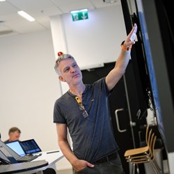 Jørgen Haug teaching, pointing at the screen