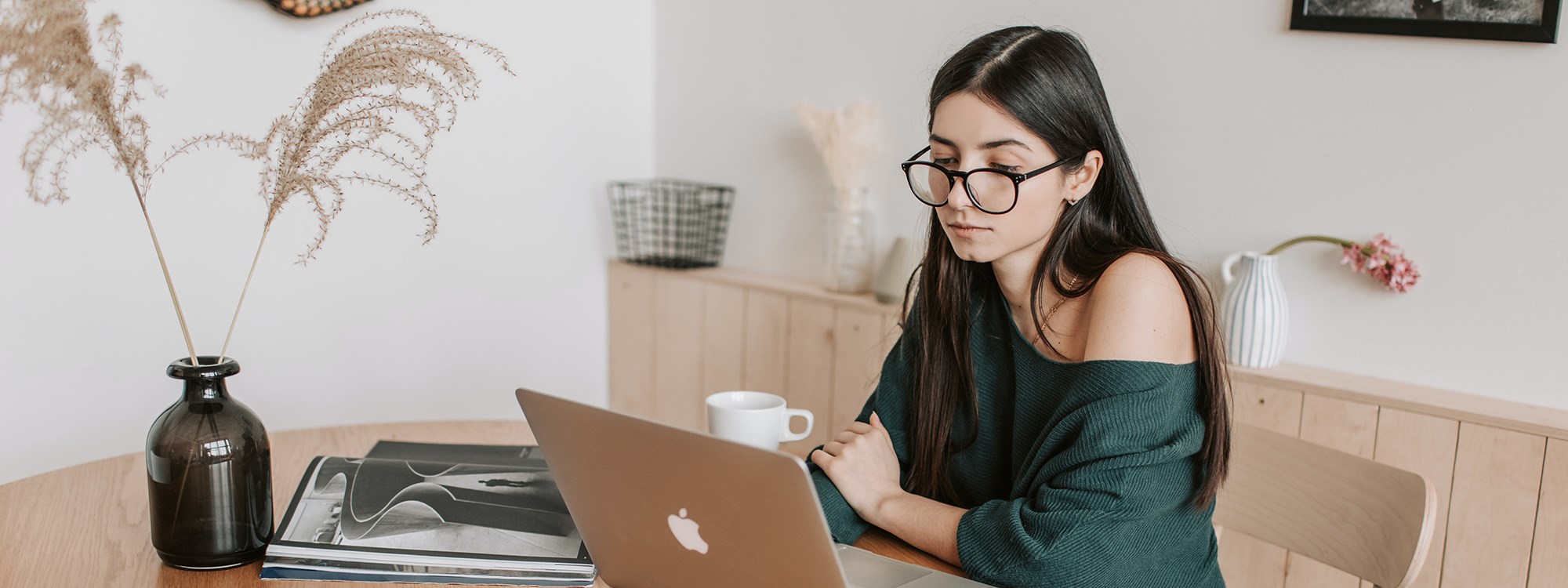 Dame som jobber fra hjemmekontor. Foto: Pexels v.  Vlada Karpovich