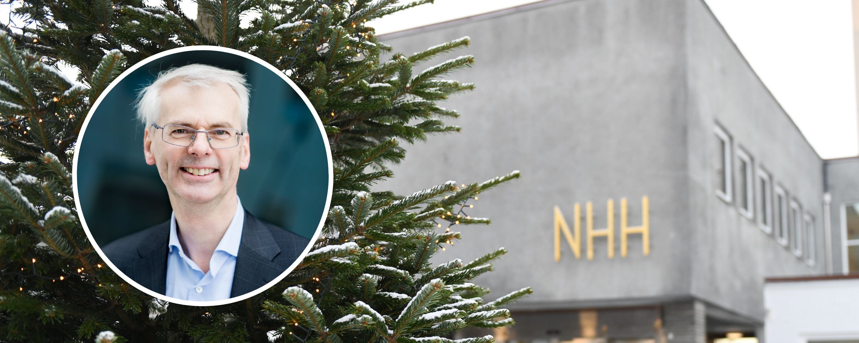 Bilde av NHH-rektor Øystein Thøgersen med et juletre og NHH-bygget i bakgrunnen. Foto: Siv Dolmen/Ingunn Gjærde