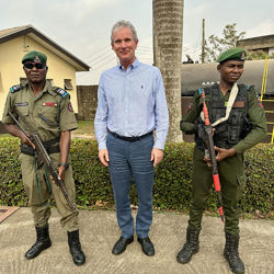 Tellef Torleifsson med livvakter i Lagos.