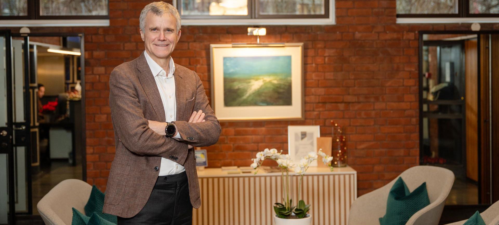 – Det er veldig fint å reetablere kontakten med NHH. Jeg har selv vært student der for over 40 år siden, og det har vært med på å forme livet mitt, både som person og som leder, sier Helge Lund. 