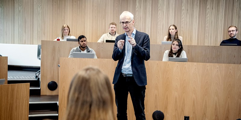 Øystein Thøgersen teaching students. Photo: Helge Skodvin/NHH