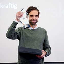 Bilde av Eirik Frøyland Rime som vinner innovasjonspris. Foto: Siv Dolmen