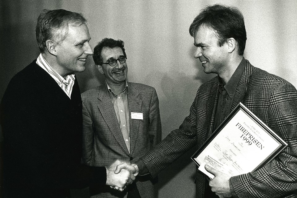 Johnsen overrekker Fibe-prisen til Iver Bragelien i 1999. Arkivfoto