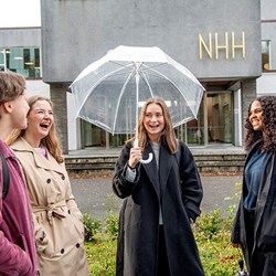 Bilde av Mari Walde og flere andre studentambassadører foran NHH. Foto: Helge Skodvin 
