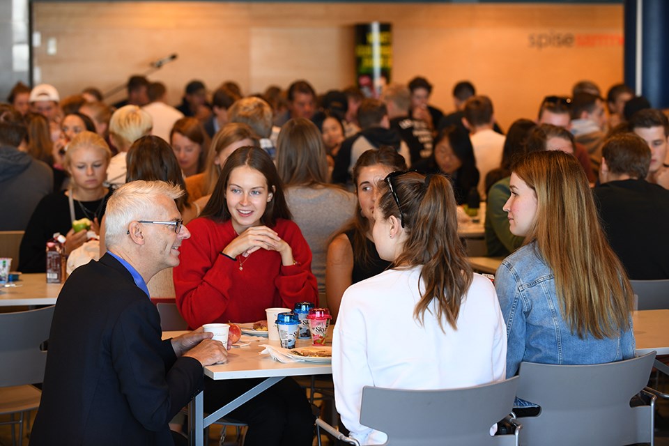 Øystein Thøgersen snakkar med studenter under frokosten i velkomstveka 2018. Foto: Hallvard Lyssand/NHH