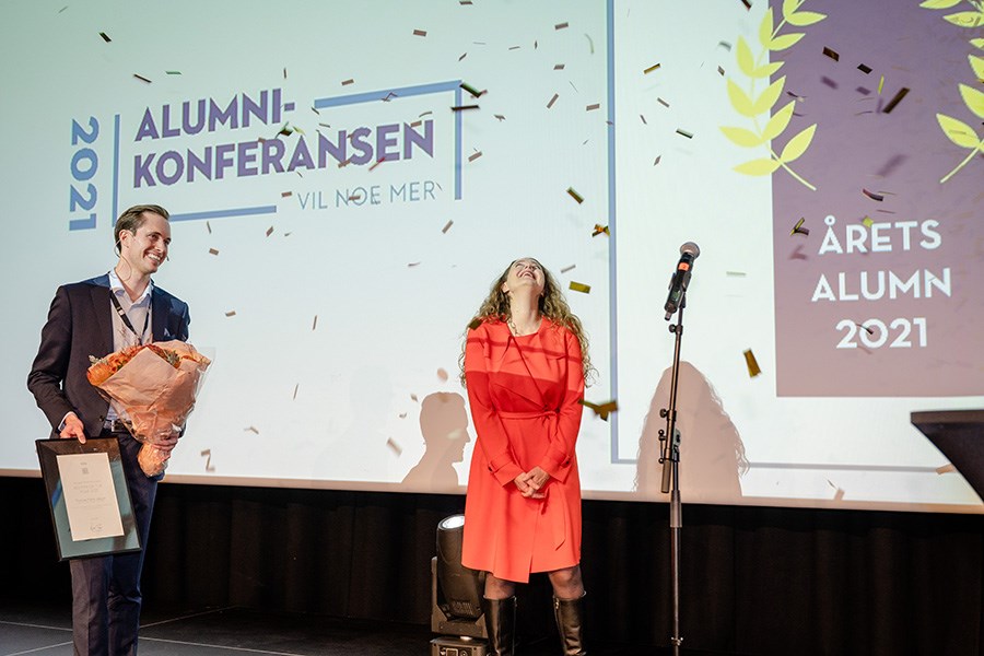 Therese Jebsen fra Raftostiftelsen ble Årets Alumn til stående applaus fra salen. Foto: Joakim S. Enger