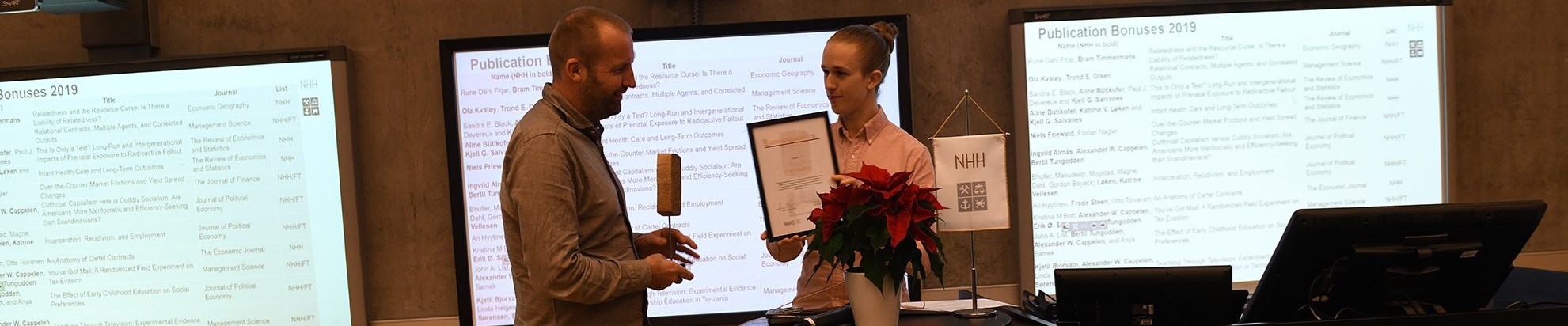 Stig Tenold received the bachelor students' lecturer award, The Bronze Sponge, for the course SAM18 – Maritime History and Economics in autumn 2019. Student Sondre Eriksen presented the award at the town hall meeting for employees. Photo: Astri Kamsvåg