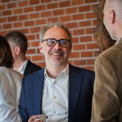Helge Thorbjørnsen talking to NHH employees