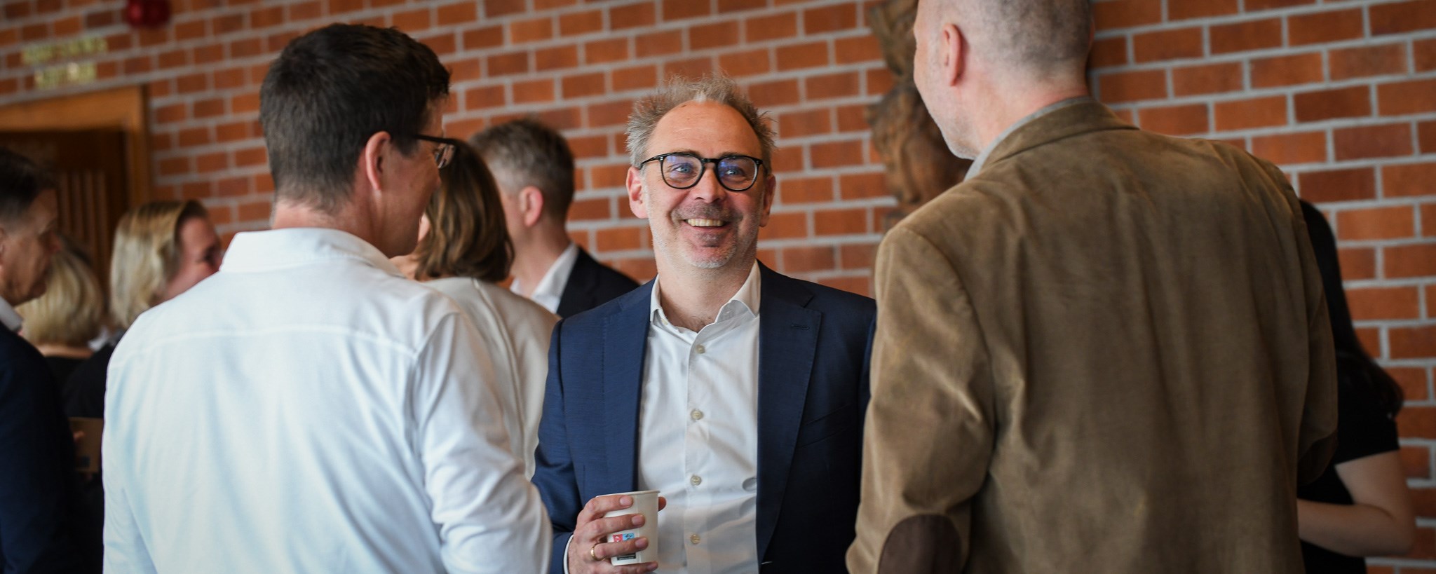 Helge Thorbjørnsen talking to NHH employees