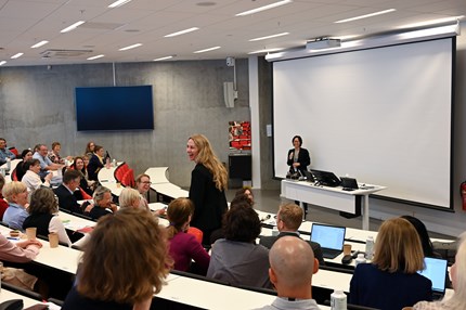 Silje Stang standing up in a corwded auditorium