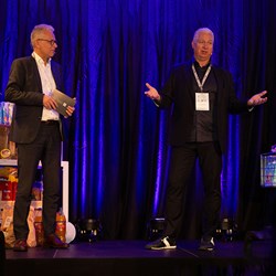 Bilde av Geir Mikalsen og Frode Steen på scenen under FOOD-konferansen 2024. Foto: Synøve Dreyer