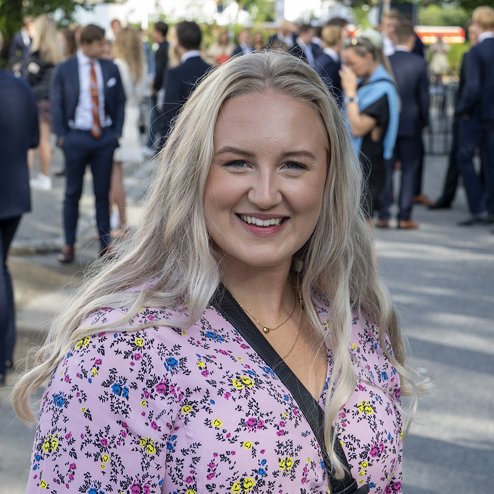 Lise-May Sæle mottar pris for sosial innsats under immatrikuleringen. Foto: Helge Skodvin