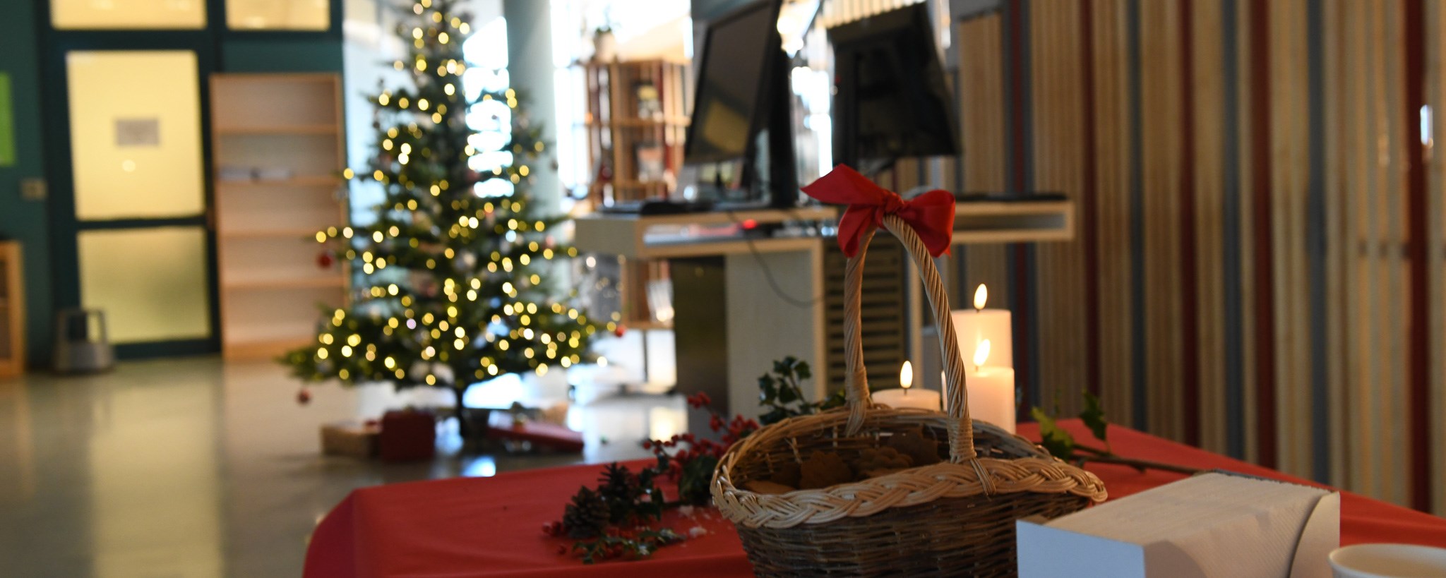 gløgg and gingerbread cookies on a table in the library