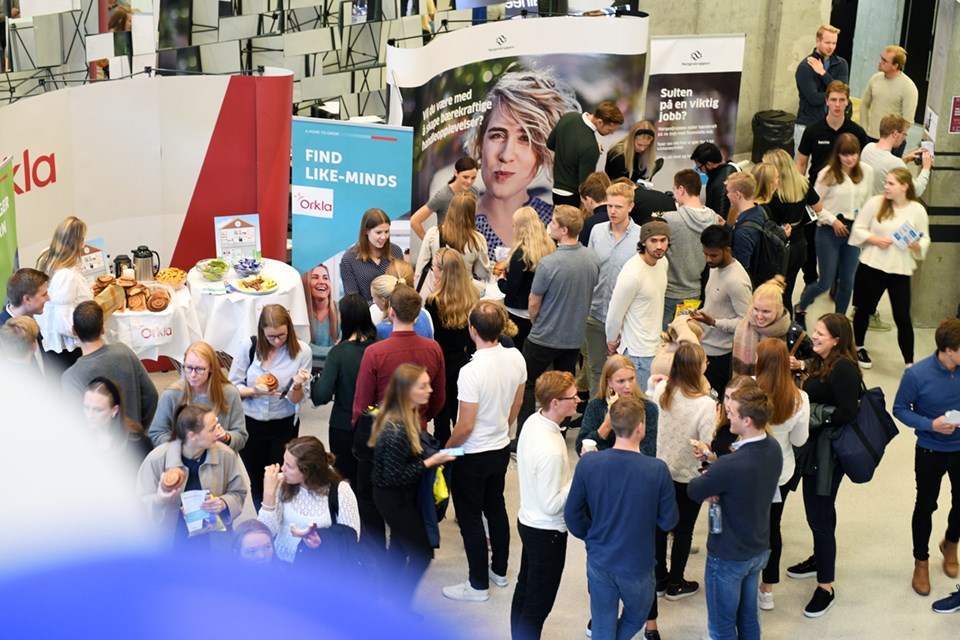 Karrieredagene arrangeres hver høst, og mer enn hundre selskaper kommer for å rekruttere NHH-studenter. 