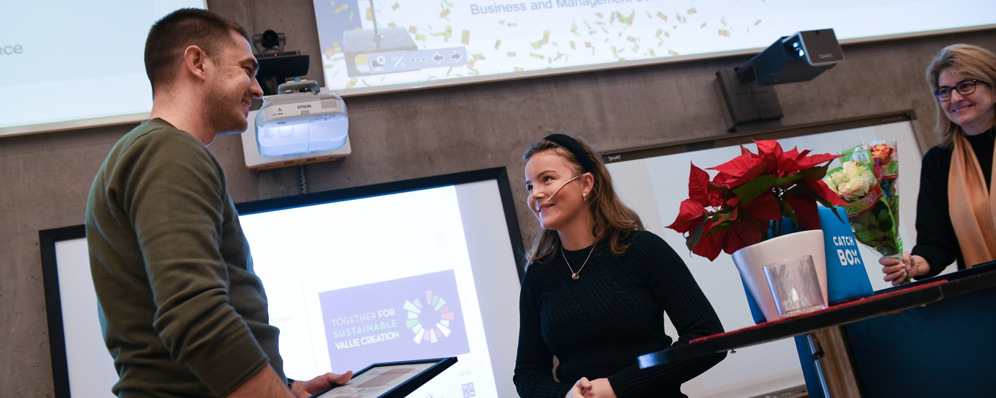Håkon Otneim received the award from Kaia Baumann Semb.