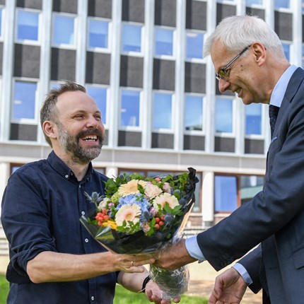 Lars Jacob Tynes Pedersen was promoted full professor at NHH this week, and Rector Øystein Thøgersen congratulates. 