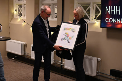 Stine Fiksdal fra VIS overrakte gave.