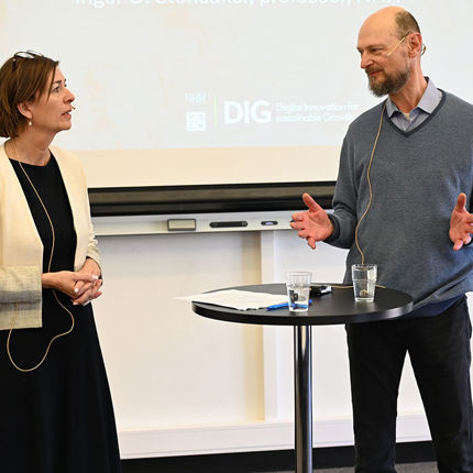 Inger Stensaker og Rolf Røtnes på scenen