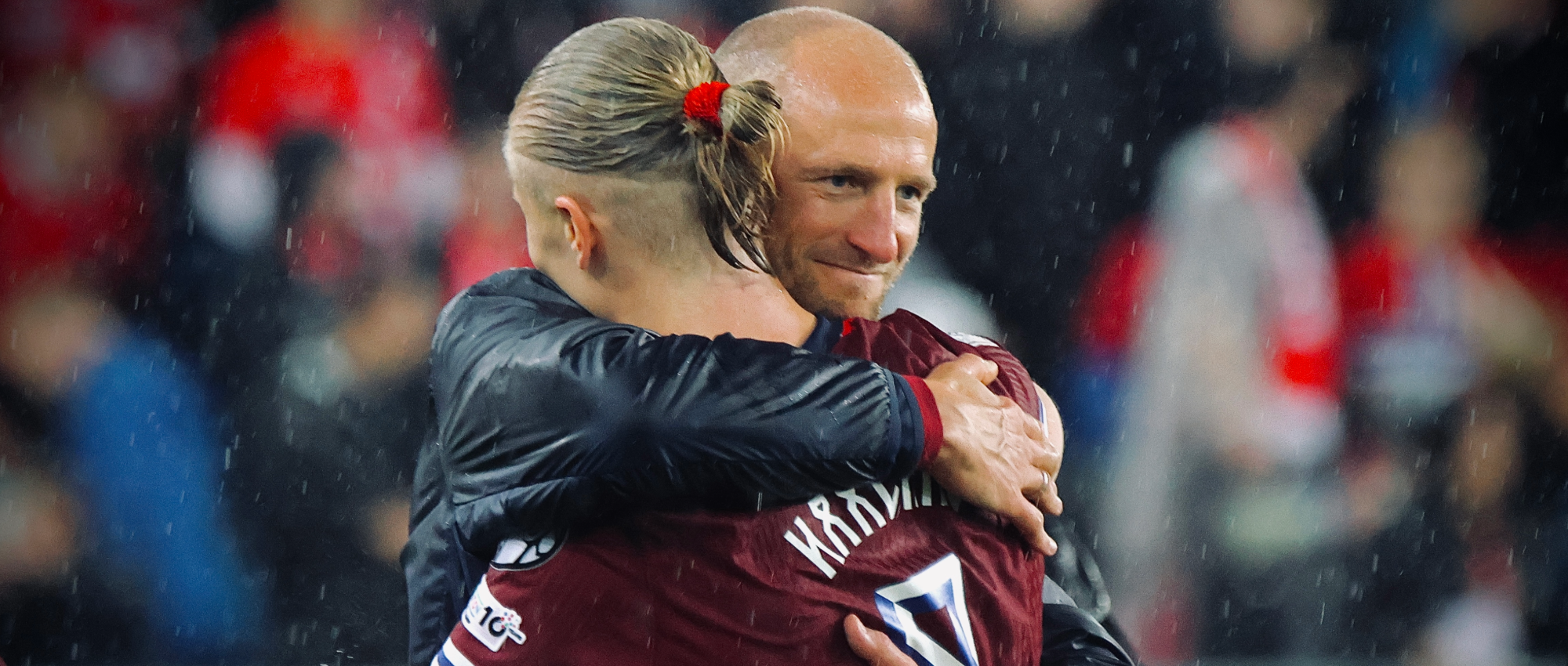 Spilleransvarlig Brede Hangeland omfavner Erling Braut Haaland