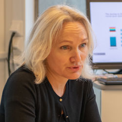 HH og Equinor samarbeider om prosjektet Kompetansebedriften. Prosjektet skal bidra med relevant kunnskap for Equinor og handlar om HRM-tema. Til venstre direktør for læring og utvikling ved Equinor, Aleksandra Hirst. Foto: Ingrid Aarseth Johannessen/NHH.