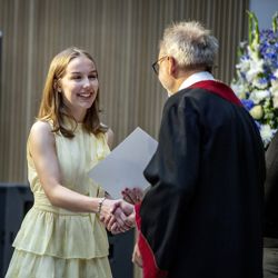 Camilla Broch-Austvoll is welcomed by Helge Thorbjørnsen. Before arriving, she didn't know a single person. Neither did Even Trømborg and Eskil Heien. They met under an umbrella. Photo: Helge Skodvin
