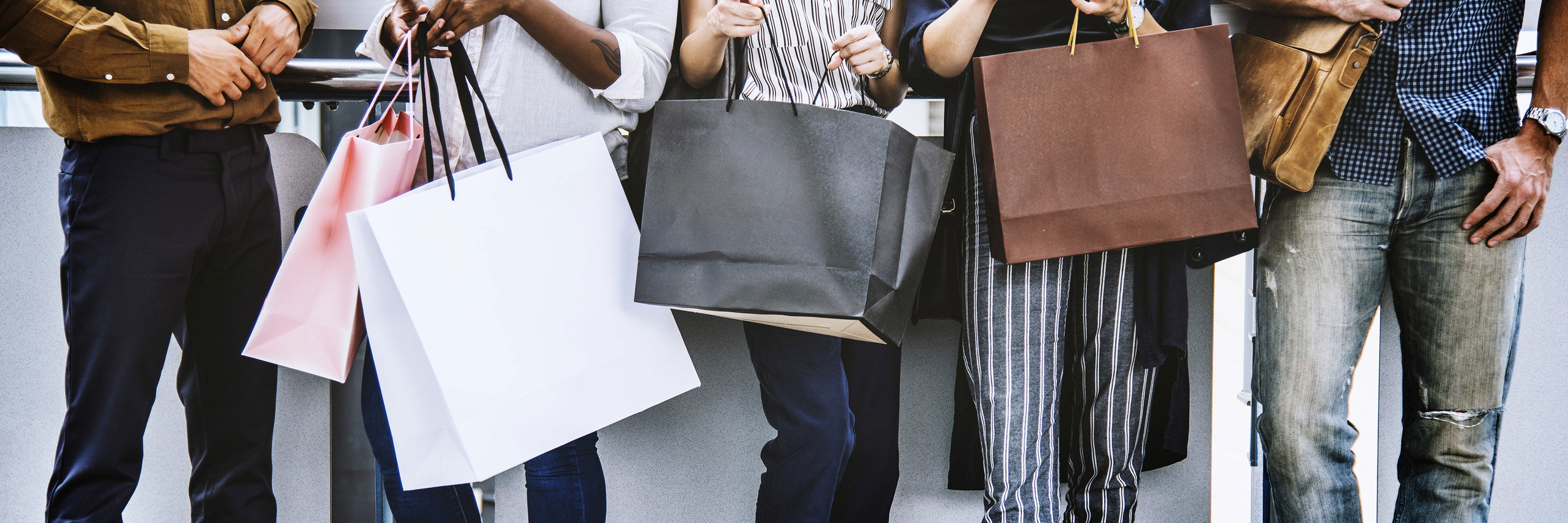 Mennesker som holder handleposer