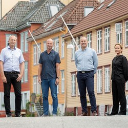 From left Ingvild Fossgard Sandøy (Professor at UiB), Ottar Mæstad (Director at CMI), Kjetil Bjorvatn (Professor at NHH), Espen Villanger (Research Director at CMI) and Hilde Selbervik (Research Director at CMI) have developed the Development Learning Lab concept. Photo: Eivind Senneset