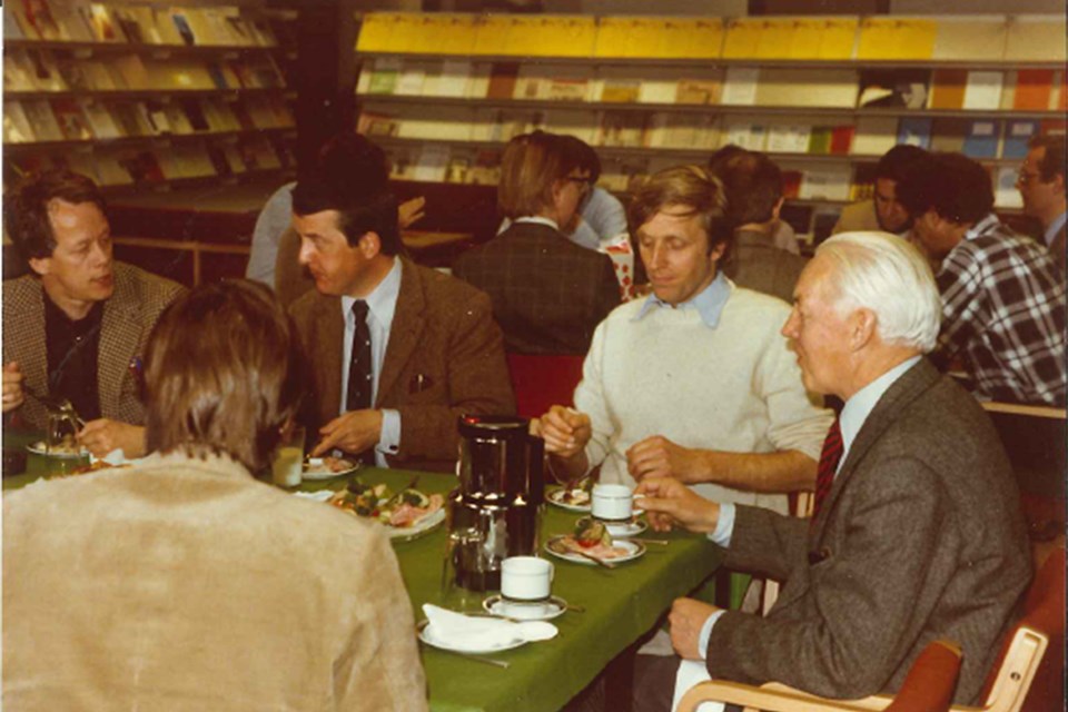 Thore Johnsen sammen med blant andre Karl H. Borch under Borch Symposium i april 1979.