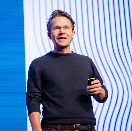 Martin Bech Holte presenterer innlegg.