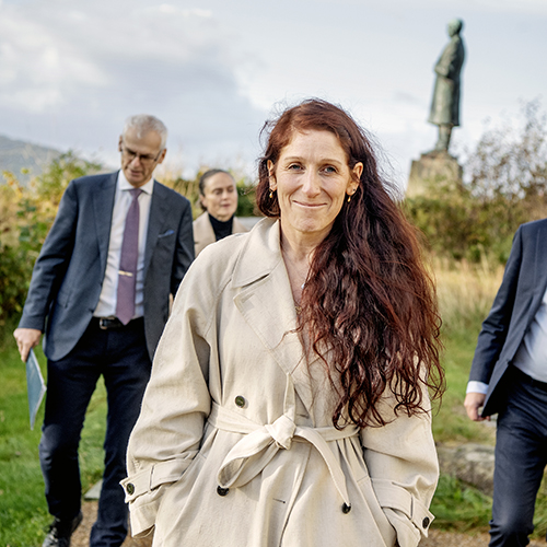 Bilde av Lise Klaveness og NHH-rektor Øystein Thøgersen. Foto: Helge Skodvin 