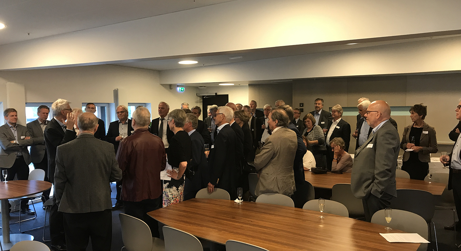 Kull 1972 - her sammen med rektor Øystein Thøgersen