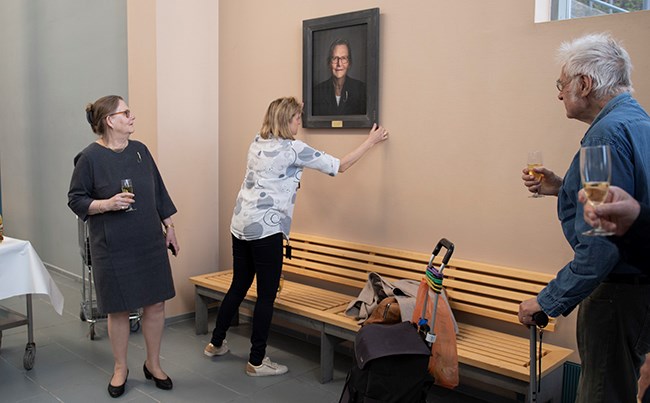 Ellinor Arntzen Ryssevik sørget for at portrettet av Siri henger beint.