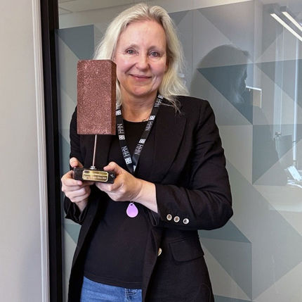 Dagen etter overrekkelsen: Bronsesvampen på plass på kontoret til NHH-forsker Beate Sandvei. 