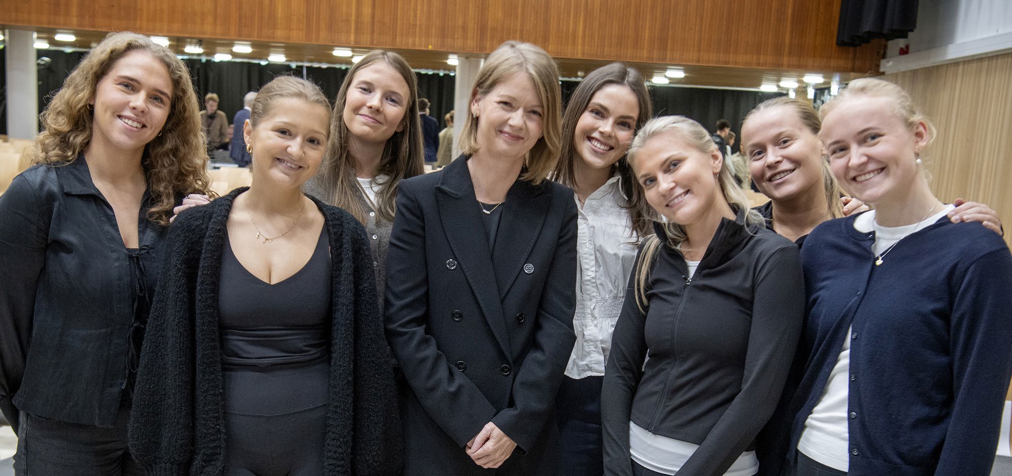 SENTRALBANKSJEFENS MØTER MASTESTUDENTENE VED NHH: Synnøve Bjørnå,  Tara Bø, Åsne Wessel Line, Ida Wolden Bache, Regine Træen Kallmyr, Ingvild Sletten, Lotta Rongved og Henriette Robstad Bøe. Foto: Helge Skodvin 