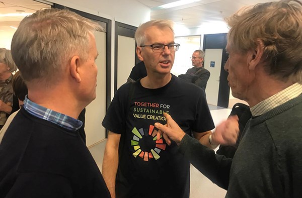 Øystein forsøker å overbevise Eilif Fjon og Bjørn Basberg om at den blå t-skjorten er den fineste. 