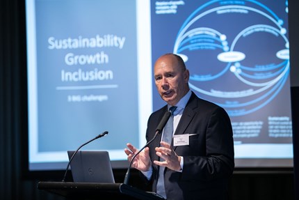 Tor W Andreassen during his keynote speach at the Service Innovation Alliance conference.
