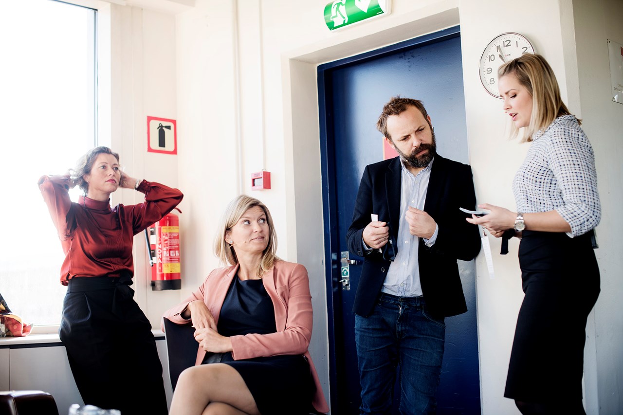 Noen av NHHs bidragsytere gjør seg klare på bakrommet. Fra venstre: Prorektor Therese Sverdrup, Synnøve Nesse, Lars Jacob Tynes Pedersen og Embla Belsvik. Foto: Siv Dolmen