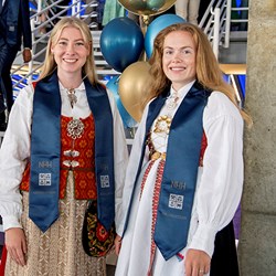 Bilde av venninnene Hanna Skirstad Grini og Julie Nærestad. Foto: Helge Skodvin 