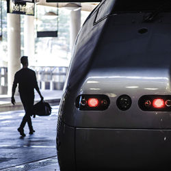 Bilde av mann og Flytoget. Foto: CF Salicath / Flytoget