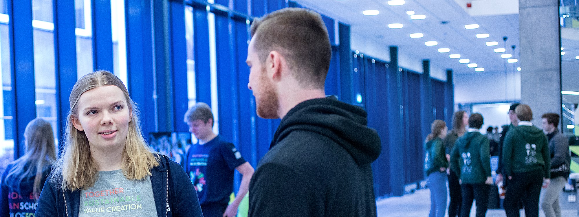 NHH student ambassador talking to a potential student. Foto: Silje Katrine Robinson